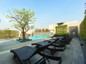 Alix Bangkok Hotel内部或周边的泳池