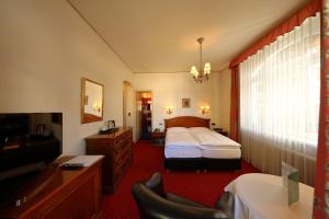 圣莫里茨索尔达纳拉酒店的酒店客房,配有床和电视