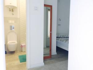 贝尔格莱德Cricket Park Hostel的一间带卫生间和床的浴室