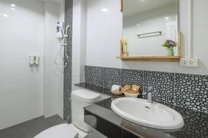 甲米镇Otter House的白色的浴室设有水槽和卫生间。