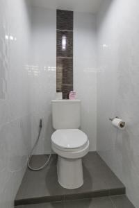 甲米镇Otter House的一间位于摊位的白色浴室,内设卫生间