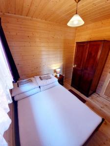 威西ALBATROS Wicie的木制客房内的一间白色床卧室