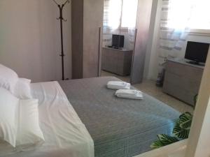 博洛尼亚L'Appartamentino的一间卧室配有一张床,上面有两部电话