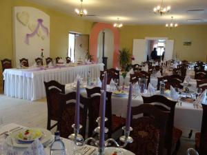 Krompachy卡斯缇尔比拉达玛赛纳瑞缇尔酒店的宴会厅配有带白色桌布的桌子