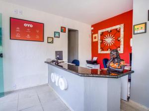 卡波布里奥OYO Pousada Recanto Shangrilá, Cabo Frio的一间位于办公室的空等候室
