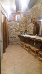Padarniu福门内尔之家农家乐的石质浴室设有两个水槽和石墙