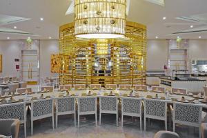 伯萨布尔萨会议温泉皇冠酒店 的大型用餐室配有长桌和椅子