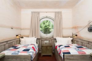 曼克玛肖法尔豪斯酒店的带窗户的客房内的两张床