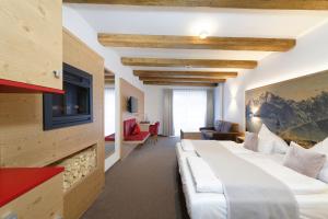 奥巴拉马高阿尔特普斯特酒店的酒店客房设有一张大床和一台电视机。