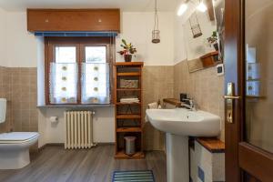 CharvensodBondine Apartments in Valle d'Aosta的一间带水槽和卫生间的浴室以及窗户。