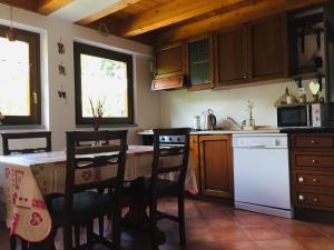 Chalet Lo Queur di Mont Blanc的厨房或小厨房