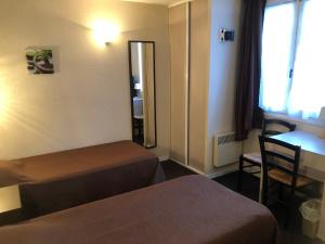 博恩泽斯悬崖餐厅酒店 的酒店客房设有两张床、一张桌子和镜子