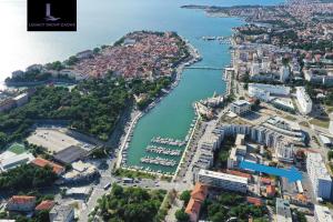 扎达尔Legacy Marine2 - Zadar, Luxury Suites的海港城市的空中景观