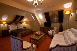 希萨里亚切纳酒店的酒店客房,配有床和沙发
