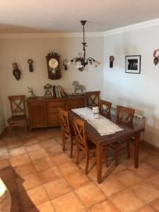 阿赫尔Corral de Jaume的一间带桌椅和时钟的用餐室