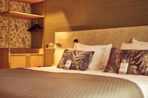 阿纳姆阿纳姆凡德瓦克酒店的一间卧室配有带枕头的床