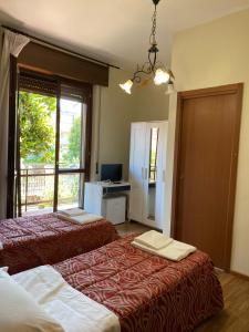 佩罗圣莫尼卡住宿加早餐旅馆的酒店客房设有两张床和窗户。