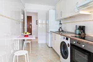 坎德拉里亚Home2Book Charming Apartment Candelaria, Wifi & Pool的白色的厨房配有洗衣机和烘干机