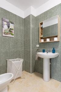坎德拉里亚Home2Book Charming Apartment Candelaria, Wifi & Pool的一间带水槽、镜子和卫生间的浴室