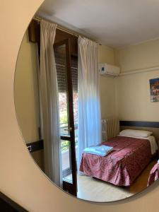 佩罗圣莫尼卡住宿加早餐旅馆的一间卧室配有一张床和镜子