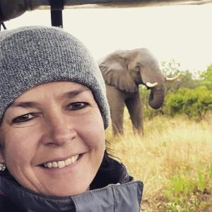 Mtubatuba温迪的乡间旅舍的一位戴着帽子的、后背有大象的女人