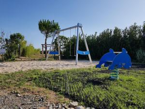 Camping 4 étoiles Au Petit Port de L'Houmeau - La Rochelle的儿童游玩区