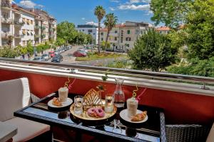 斯普利特Il Giardino Luxury Rooms & Suites的阳台上的一张桌子上放着两盘食物