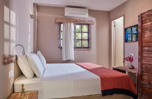 杰里科科拉All Blue的卧室配有白色的床和窗户。