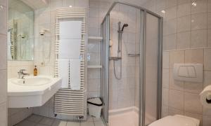 维安登海因茨酒店的带淋浴、盥洗盆和卫生间的浴室