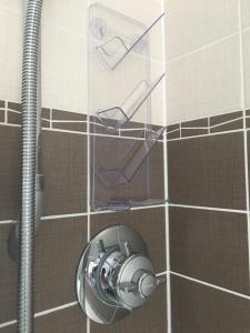安布尔塞德罗瑟酒店的浴室设有带玻璃淋浴头的淋浴