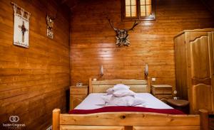 瓦特拉多尔内瓦纳特露旅馆的木制客房内的一间卧室,配有一张床
