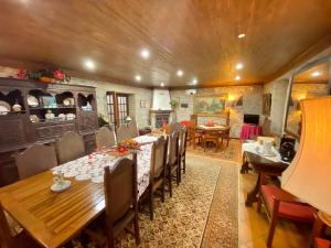 PenedoCasa do Outeirinho- Turismo Rural的一间带长桌和椅子的用餐室