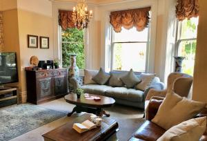 基督城The Quays Mansion in Christchurch的带沙发和电视的客厅