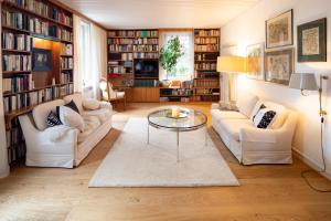 巴特维尔东根Ferien im Pfarrhaus的客厅配有两张沙发和一张玻璃桌