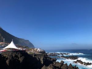 莫尼兹港Pérola Views Inn by Madeira Sun Travel的靠近大海的悬崖顶上的帐篷