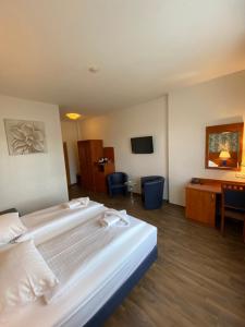 柏林夏洛滕堡阿图姆酒店的酒店客房配有两张床和一张书桌