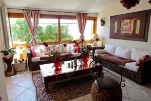 奥尔比亚Guesthouse Nuvole的带沙发和咖啡桌的客厅