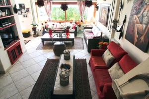 奥尔比亚Guesthouse Nuvole的客厅配有红色的沙发和桌子