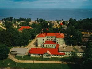 卡拉斯泰Kallaste Hostel的享有红色屋顶房屋的空中景致