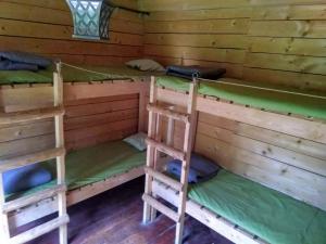 斯雷布纳古拉Baza biwakowa "Warownia"的小屋内带三张双层床的客房