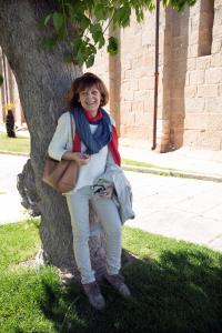 奥尔比亚Guesthouse Nuvole的女人坐在树旁边