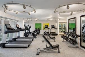 格林维尔格林维尔凯悦酒店 的健身房设有数台跑步机和有氧运动器材