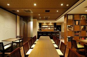 东京御茶水酒店的一间带桌椅的餐厅和一间酒吧