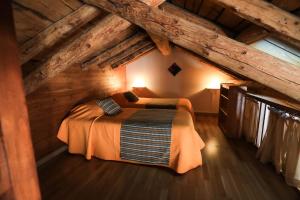Enveitg米拉索尔公寓式酒店的木制阁楼卧室配有一张床