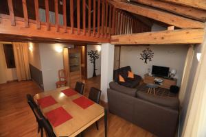 Enveitg米拉索尔公寓式酒店的客厅配有桌子和沙发