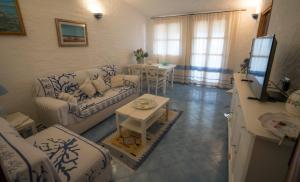 切尔沃港Costa Smeralda Villetta indipendente vista mare的客厅配有沙发和桌子