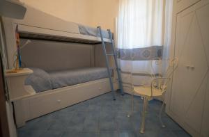 切尔沃港Costa Smeralda Villetta indipendente vista mare的小房间设有双层床和椅子