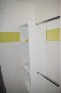 蒙塔日达特尼昂酒店的浴室拥有白色的墙壁和玻璃淋浴间。