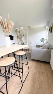 圣马洛T2 Confort Sillon St Malo的客厅配有桌椅和沙发