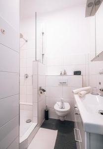 不莱梅Sleep Point的白色的浴室设有卫生间和水槽。